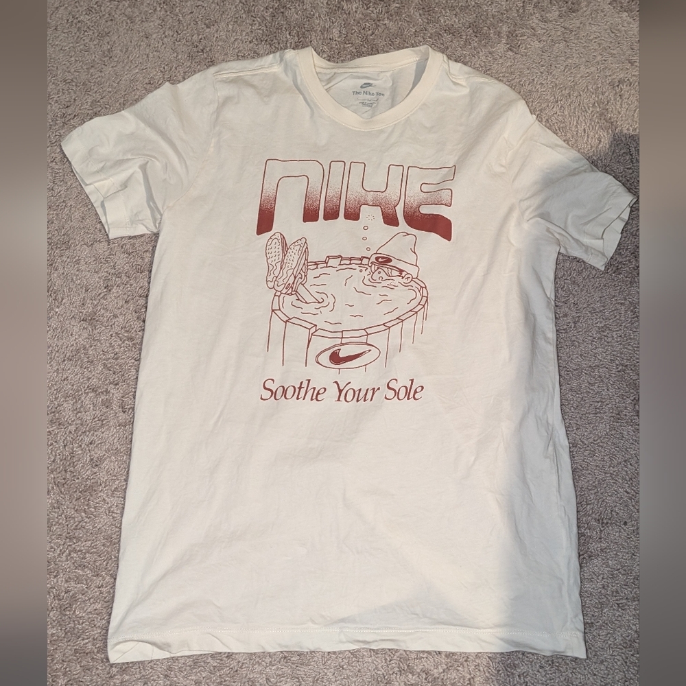 Nike White Short-Sleeve Crew T-Shirt with Maroon Graphic